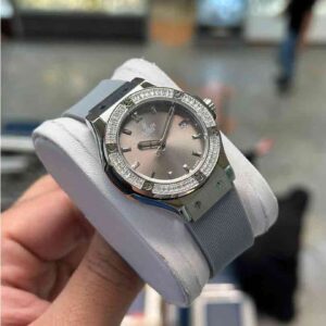 ساعت مچی زنانه هابلوت دور نگین بند طوسی صفحه طوسی مدل Hublot Diamonds