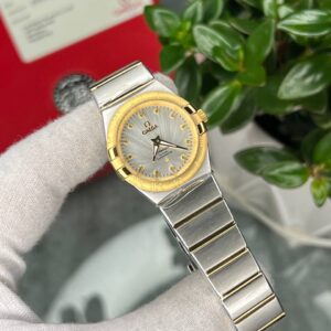 ساعت مچی زنانه امگا کانسلیشن صفحه سیلور طلایی و نقره ای اندکس نگین OMEGA CONSTELLATION