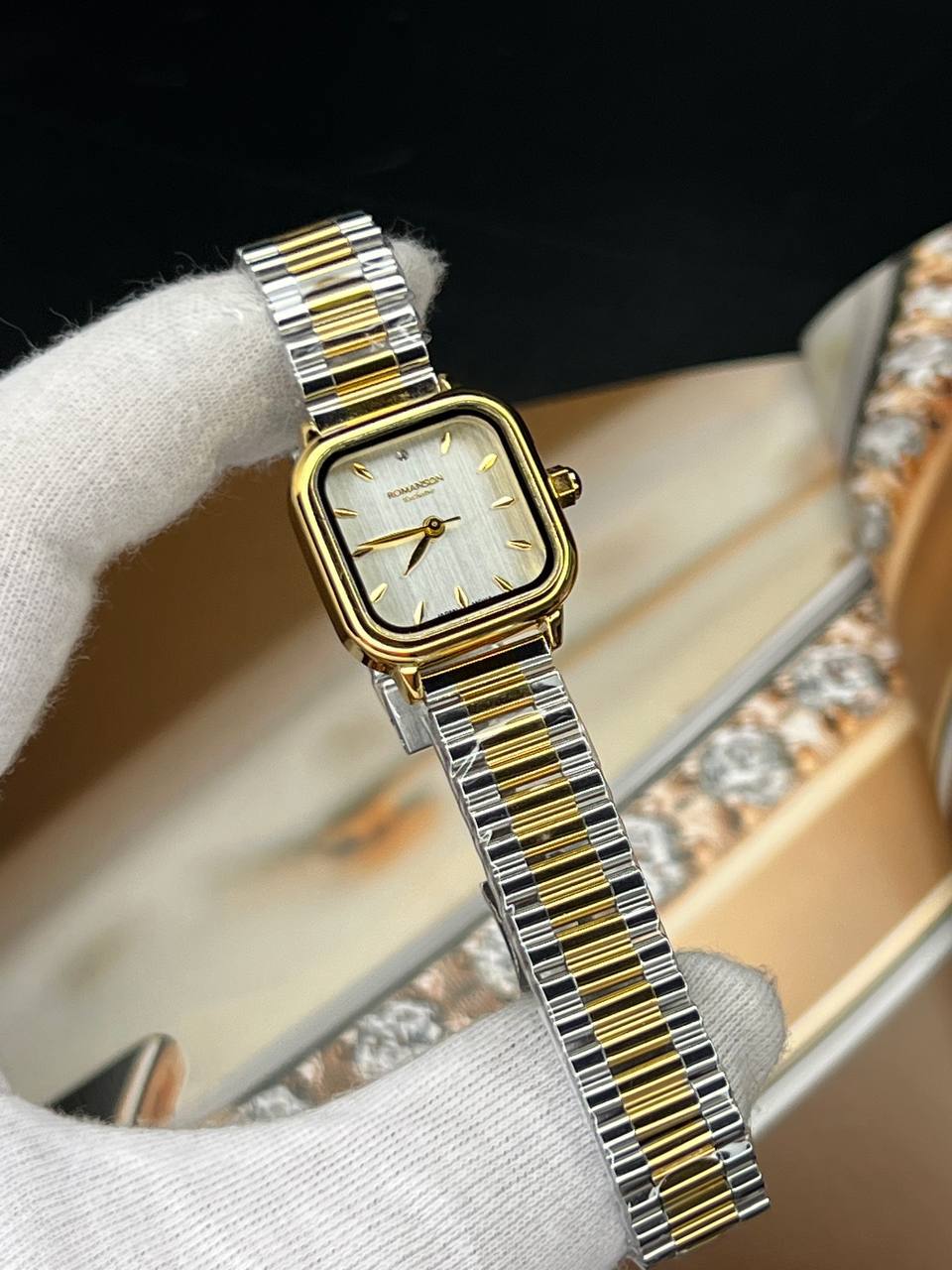 ساعت مچی زنانه رومنسون کلاسیک (13) ساعت مچی زنانه رومنسون کلاسیک صفحه مربع خاکی بند استیل طلایی