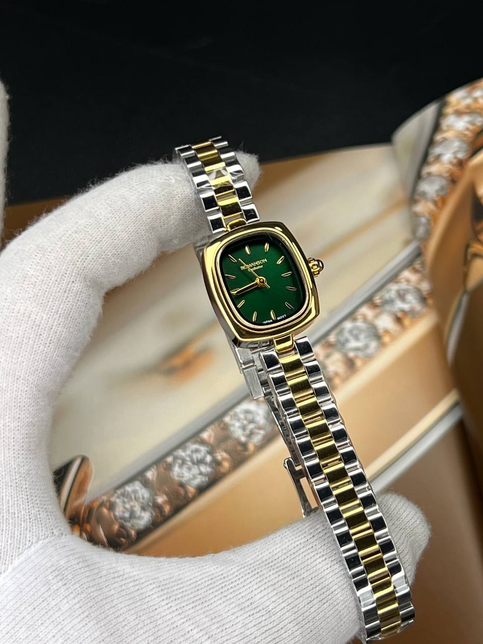 ساعت مچی زنانه رومنسون کلاسیک (4) ساعت مچی زنانه رومنسون کلاسیک صفحه مربع سبز تیره بند استیل طلایی