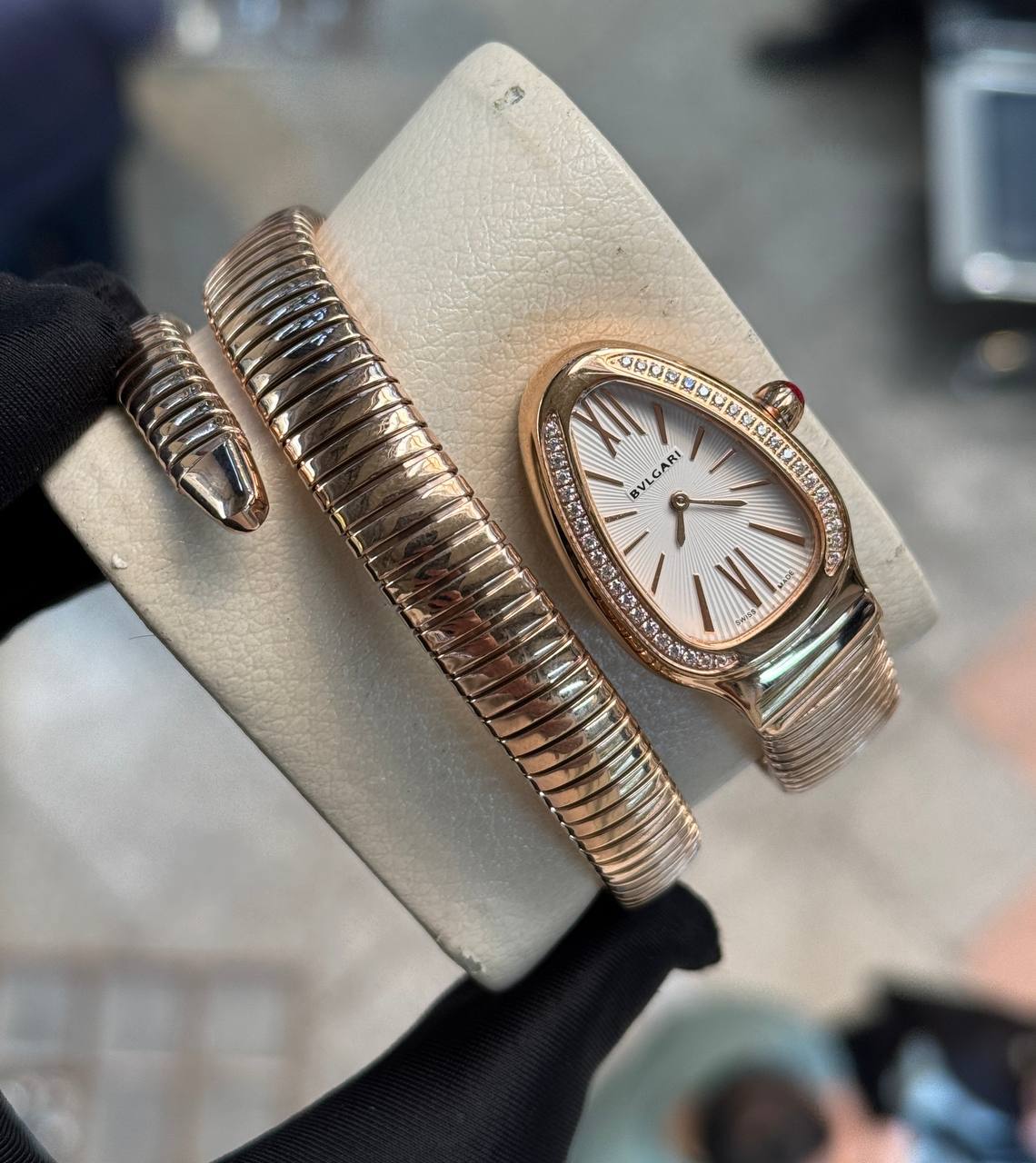 ساعت مچی زنانه بولگاری ماری (2) ساعت مچی زنانه بولگاری ماری صفحه سفید نگین دار بند رزگلد