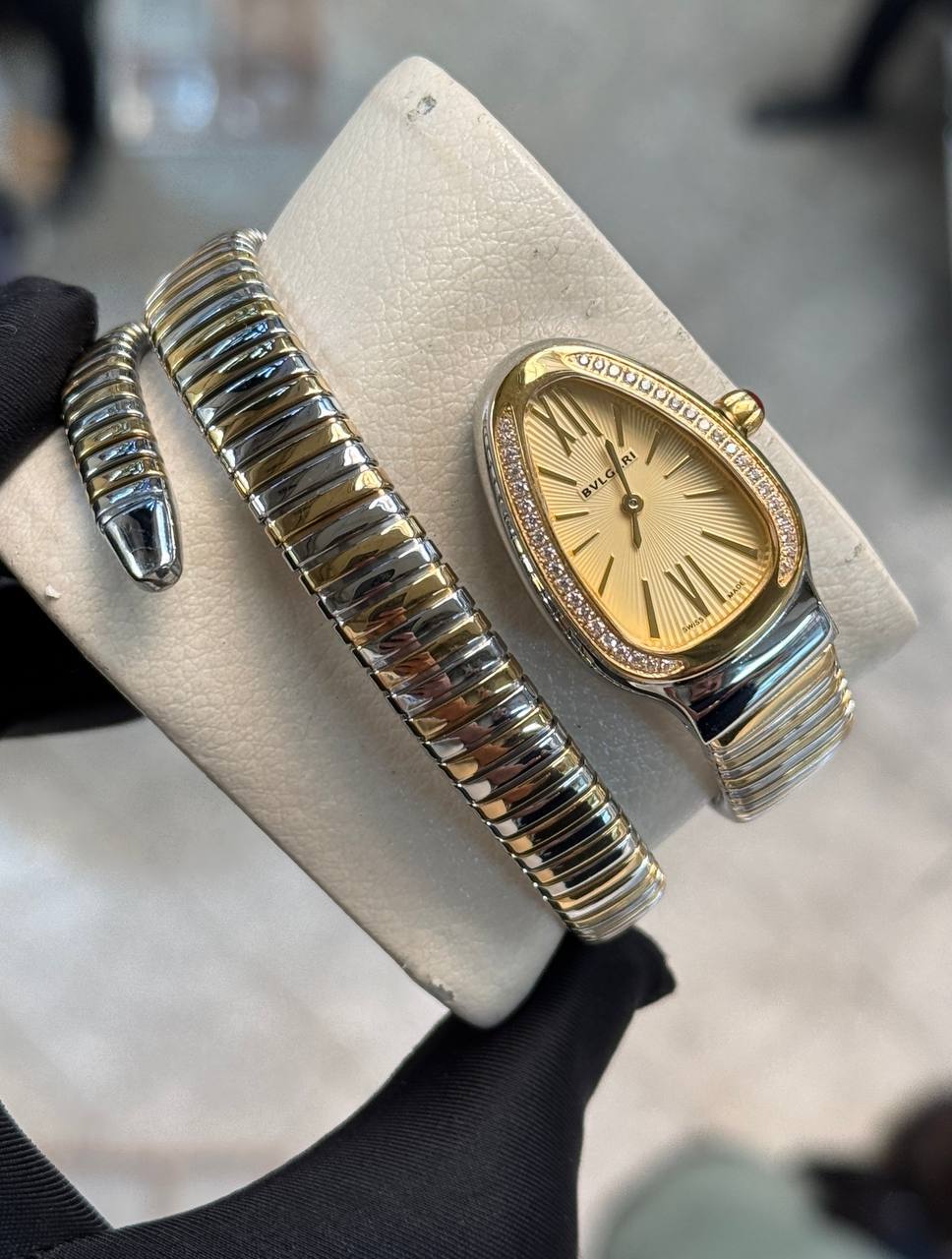 ساعت مچی زنانه بولگاری ماری (3) ساعت مچی زنانه بولگاری ماری صفحه طلایی نگین دار بند استیل طلایی