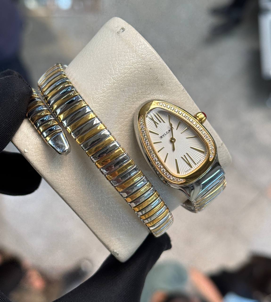 ساعت مچی زنانه بولگاری ماری (5) ساعت مچی زنانه بولگاری ماری صفحه سفید نگین دار بند استیل طلایی