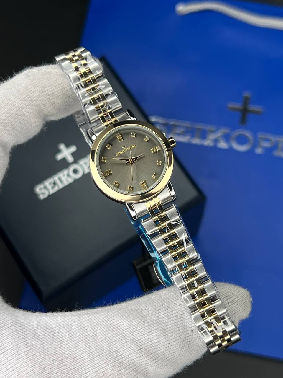 ساعت مچی زنانه سیکو پلاس SEIKO PLUS+ (41) ساعت مچی زنانه سیکو پلاس SEIKO PLUS+ صفحه خاکستری نگین دار بند استیل طلایی