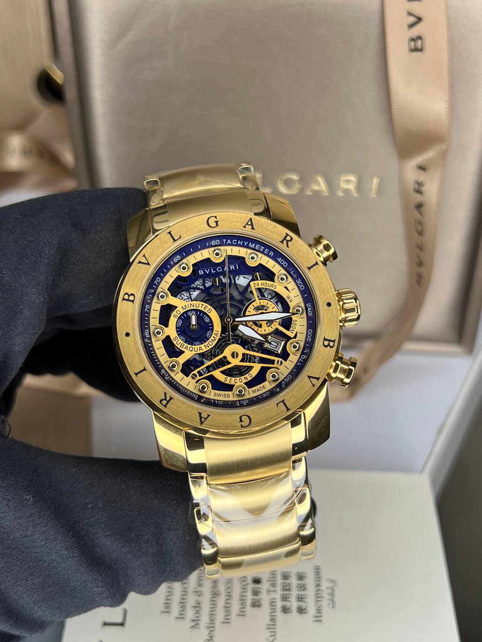 ساعت مچی مردانه بولگاری دارای نمایشگر تقویم (3) قاب سرمه ای بند طلایی