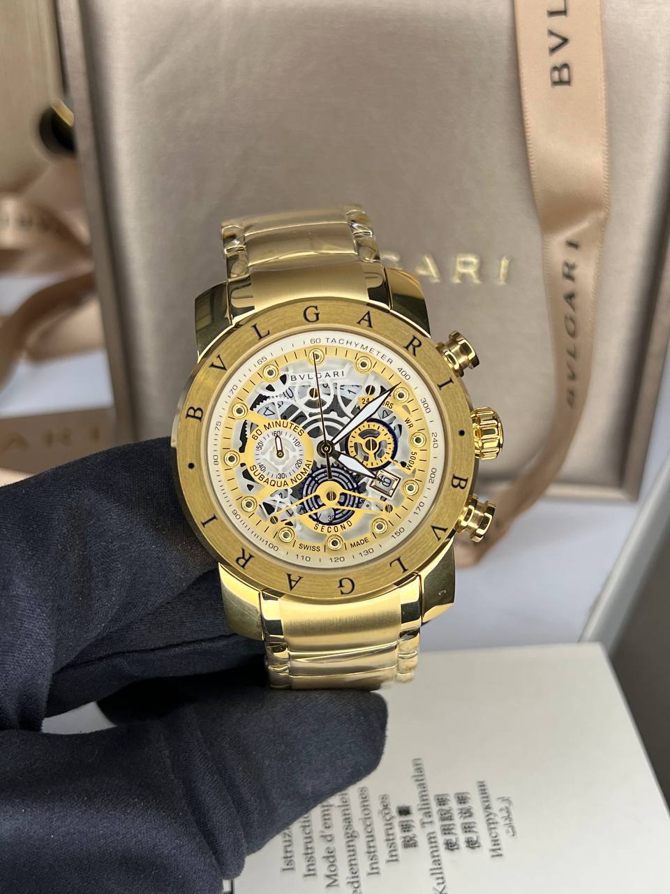 ساعت مچی مردانه بولگاری دارای نمایشگر تقویم (5) قاب سفید بند طلایی