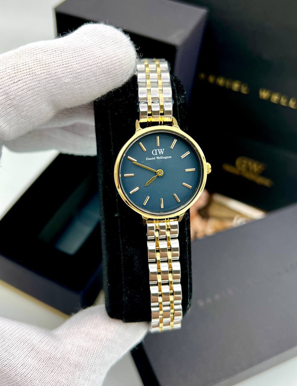 ساعت مچی زنانه دنیل ولینگتون DW (7) صفحه سرمه ای اندیس خطی بند استیل طلایی